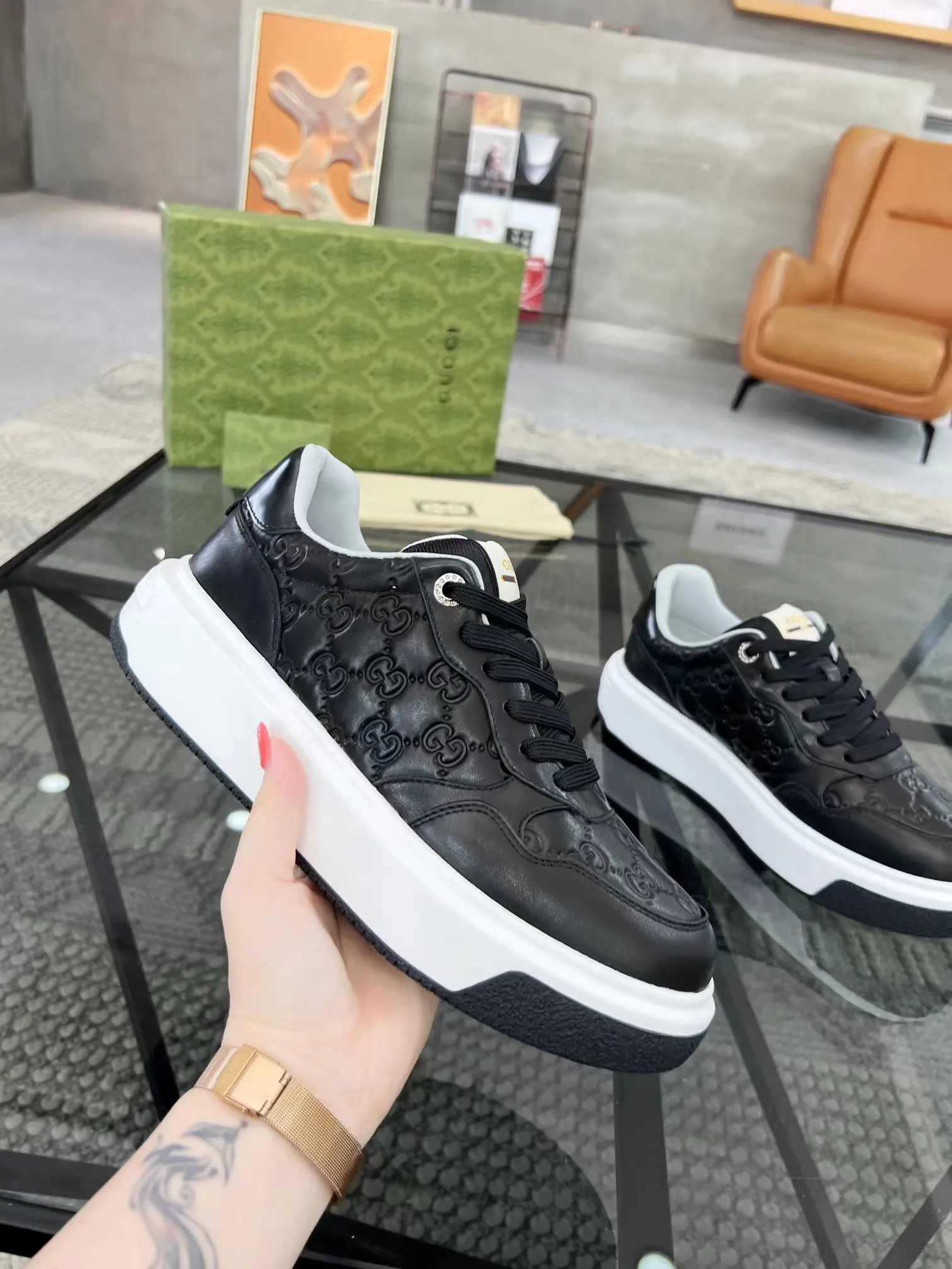 P440 new men's shoes GUCCI [Lightning] latest shoes are shipped. Original quality, fashionable, made of special materials, sheepskin lining, brand new packaging. The foot feels super comfortable and the workmanship is impeccable. Size: Male 38-45.